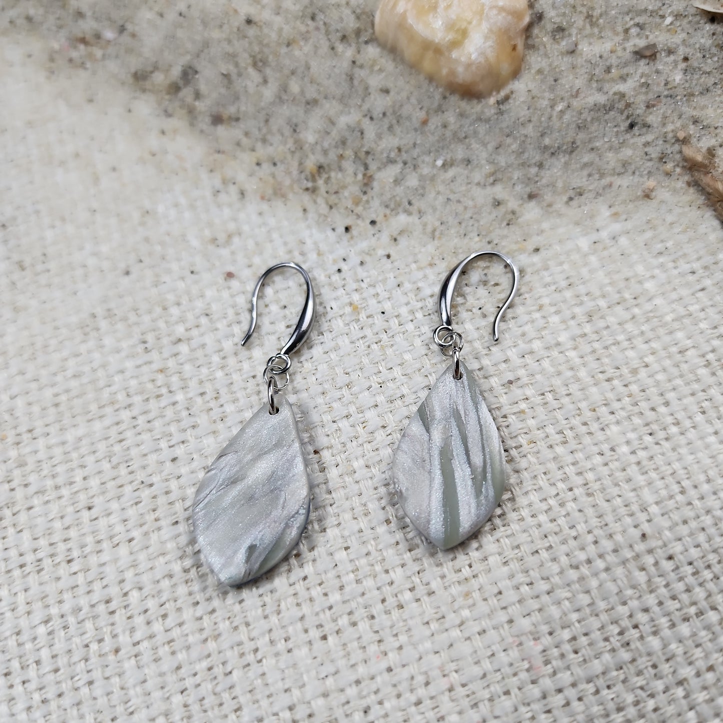 Medium Dangle
